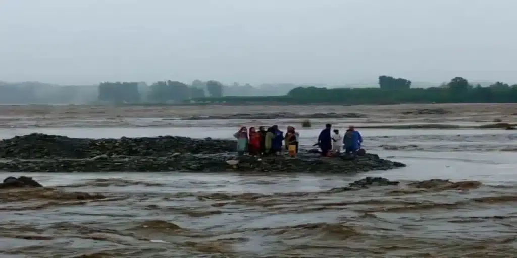 Video: CCTV footage shows Rescue 1122 in action at River Swat